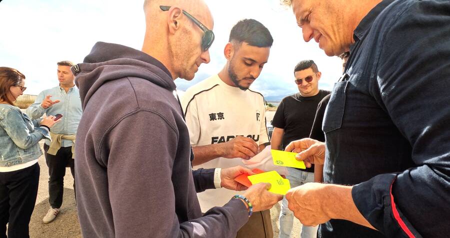 Rafa Bada, árbitro FIFA, formando y entregando tarjetas oficiales a líderes locales
